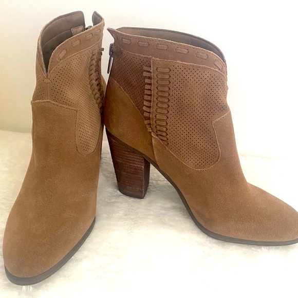 VINCE CAMUTO Tan Suede Booties - Size 8.5 - NEW - Picture 1 of 6